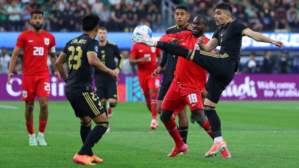 El VAR concede penal a Panamá y Adalberto Carrasquilla pone el empate ante México