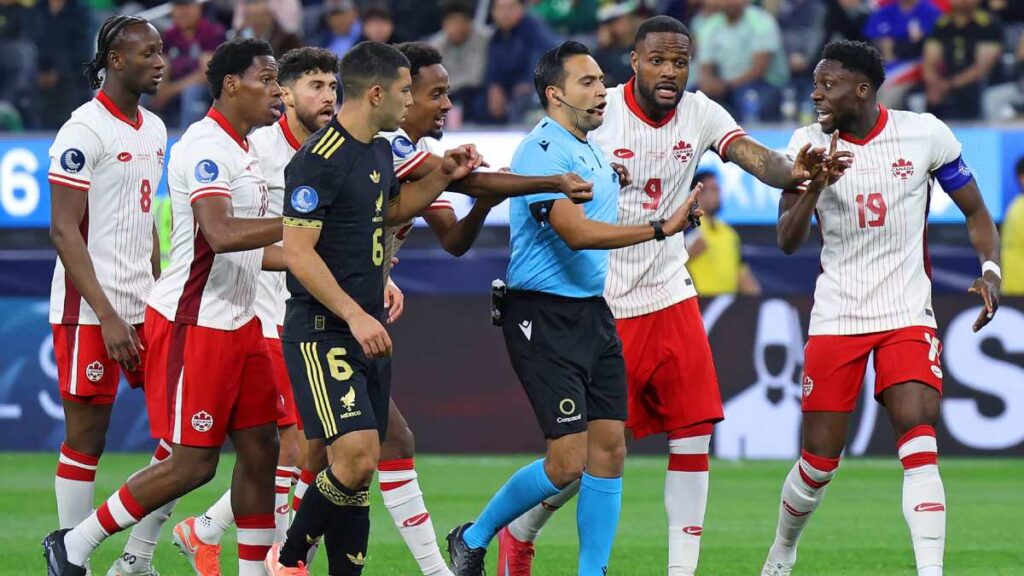 Caótico primer tempo de Canadá ante México en la Nations League
