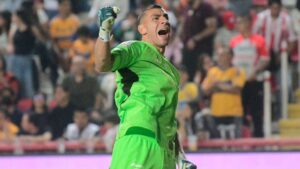 Le quitan la tarjeta roja a Nahuel Guzmán; podrá jugar con Tigres en la jornada 11