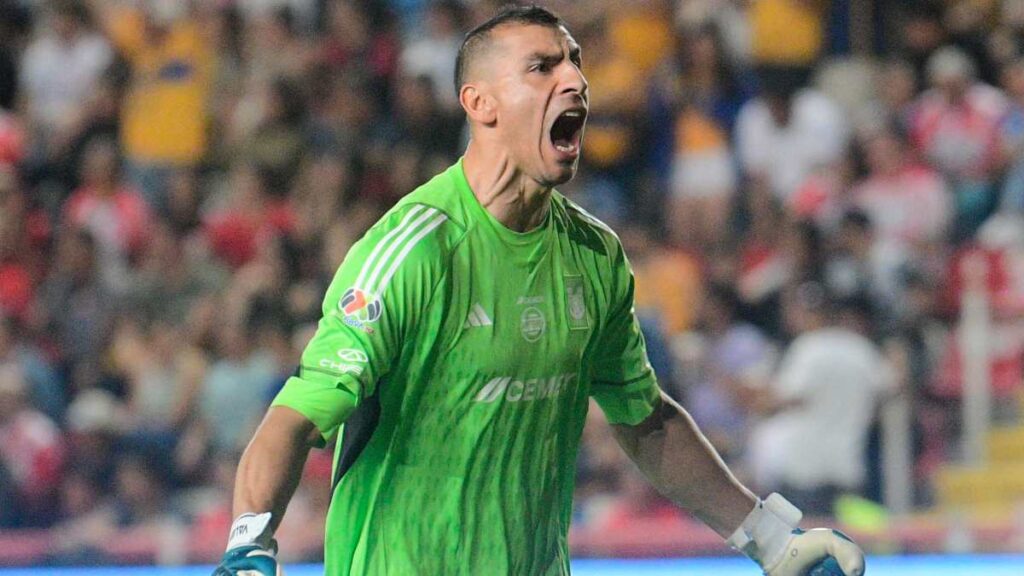 Nahuel Guzmán es expulsado tras burlas hacia la porra del Necaxa