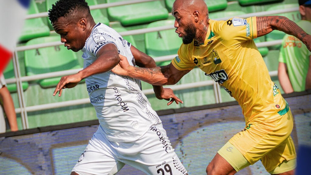 Edwin Torres y Freddy Hinestroza disputan la pelota. - @AlianzaFc_ofic.