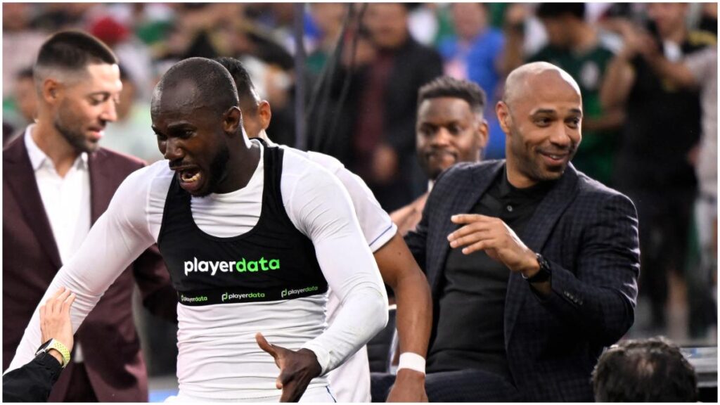 Cecilio Waterman celebra con Thierry Henry | Reuters
