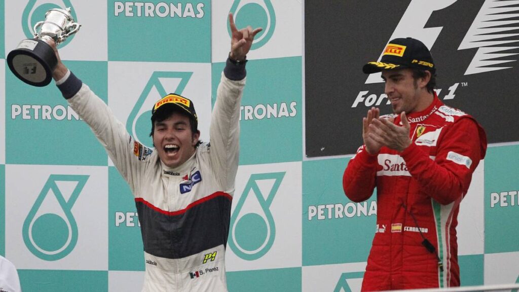 El joven Checo Pérez celebra el podio al lado de Fernando Alonso en el GP de Malasia 2012. AP