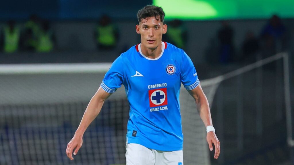 Chiquete Orozco en partido de Cruz Azul