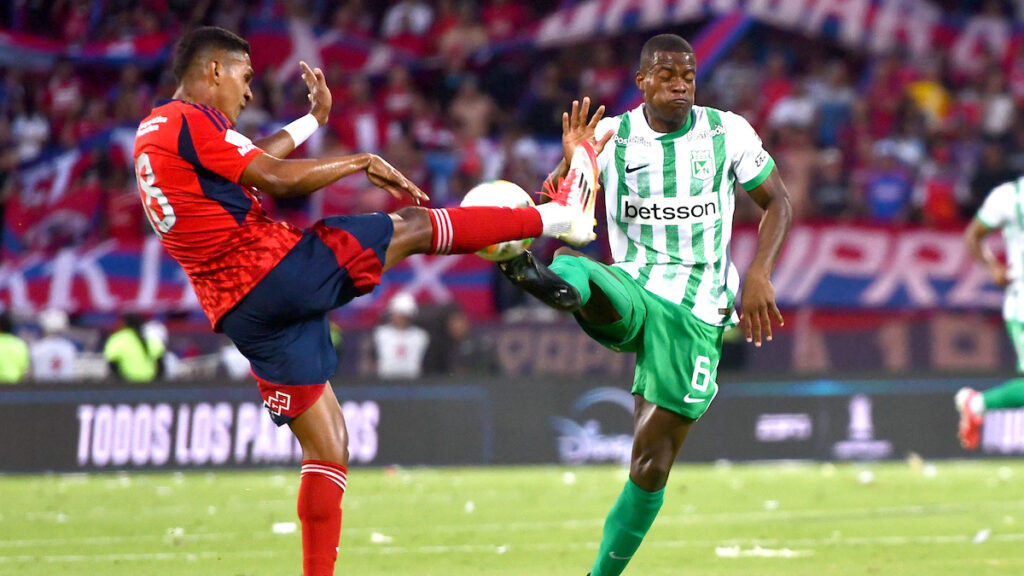 Hómer Martínez y Andrés Román disputan la pelota. - Vizzor Image.