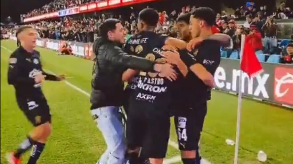 ¡Como uno más! Aficionado de Chivas celebra el gol con el equipo en el Clásico Tapatío de San José