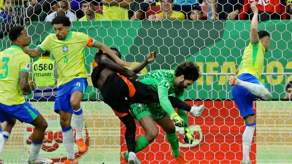 El momento del choque entre Dávinson y Alisson. Reuters