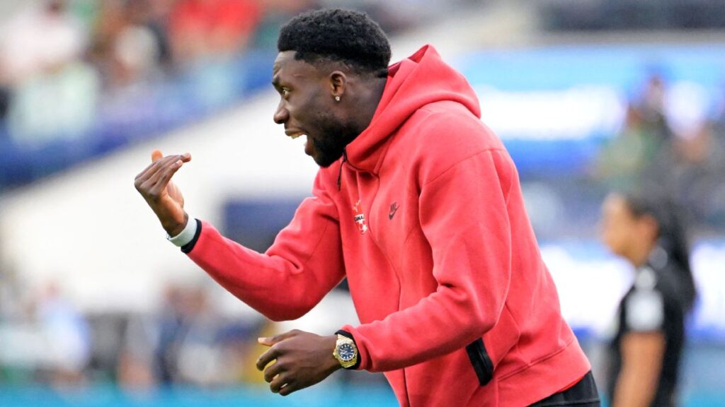 Alphonso Davies siguió en la cancha