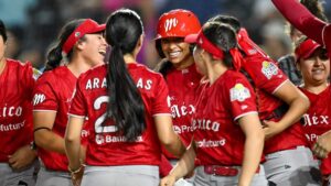 Diablos Rojos Femenil sufre hasta el último out, pero se impone a Sultanes Femenil en el Juego 1 de la Serie de la Reina