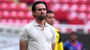 Gerardo Espinoza dirige su primera práctica con Chivas y define a su cuerpo técnico