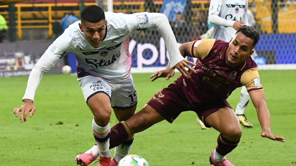 Emilio Aristizábal y Bryan Rovira disputan la pelota. - Vizzor Image.