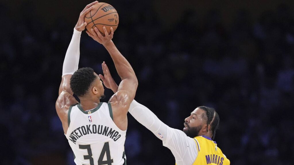 Giannis Antetokounmpo comanda el triunfo de los Bucks. AP