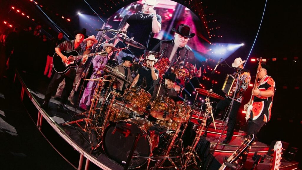Grupo Firme durante un concierto