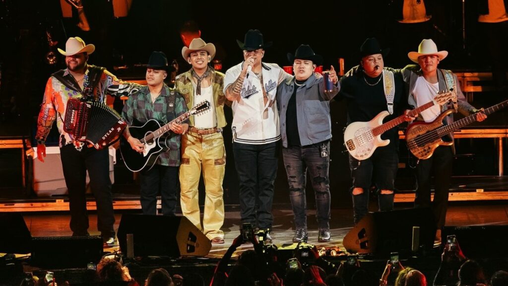 Grupo Firme tras un concierto