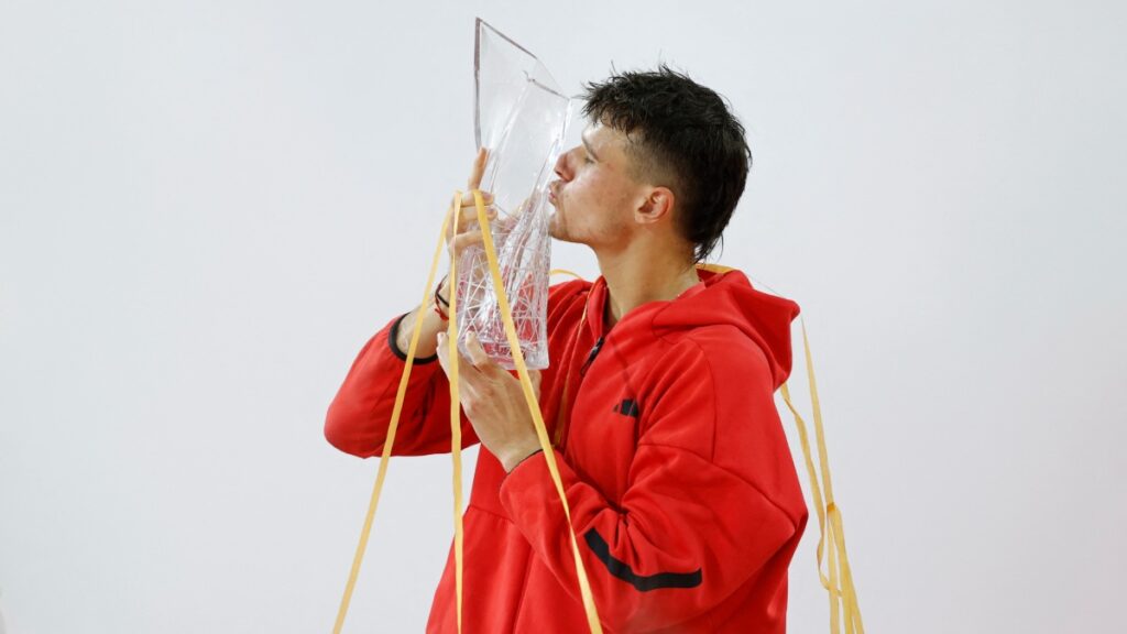 Jakub Mensik con el trofeo del Miami Open