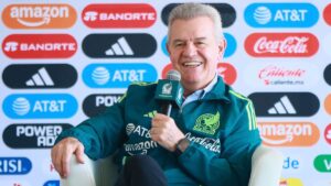 Javier Aguirre admite un “bendito problema” con Santiago Gimenez y Raúl Jiménez