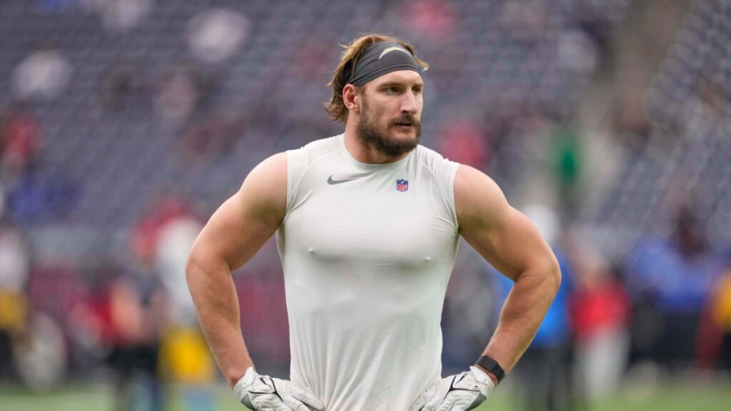 Joey Bosa llega a los Bills | AP