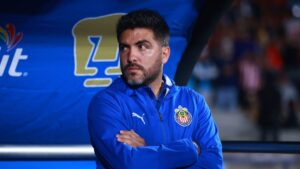 Pepe Meléndez dirige práctica de Chivas; esperan que Gerardo Espinoza comande al equipo el miércoles