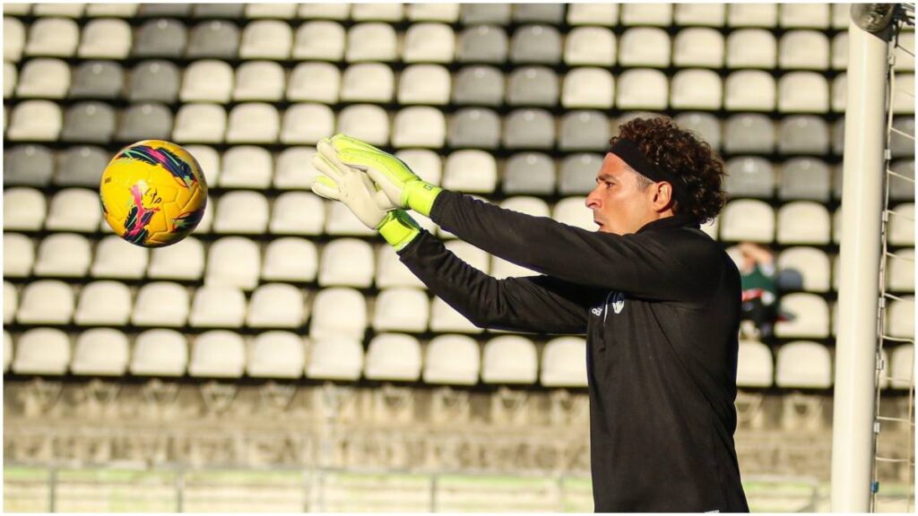 La actuación sobresaliente de Guillermo Ochoa en el AVS | X:@afs_viladasaves