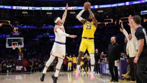 LeBron James incrementa su racha históricamente mala tirando triples ganadores ante los Knicks: la solución para Lakers es que tire Luka Doncic