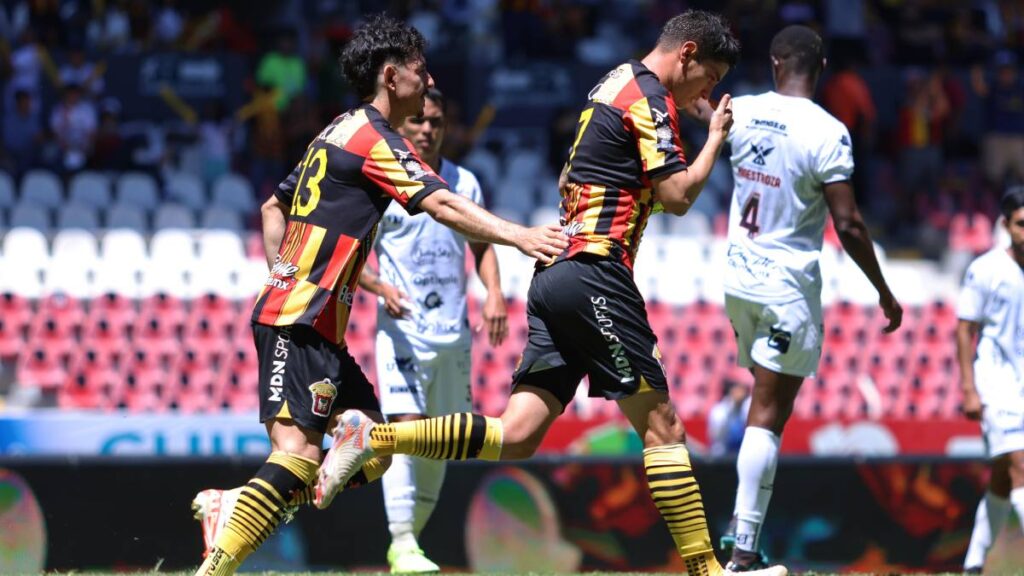 Leones Negros vino de atrás para remontar un 0-2 a los Alebrijes de Oaxaca a quienes, tras los 90 minutos derrotó 3-2.