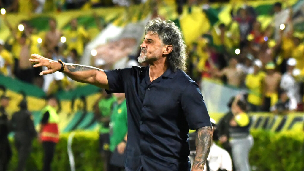 Leonel Álvarez, durante un partido. - Vizzor Image.