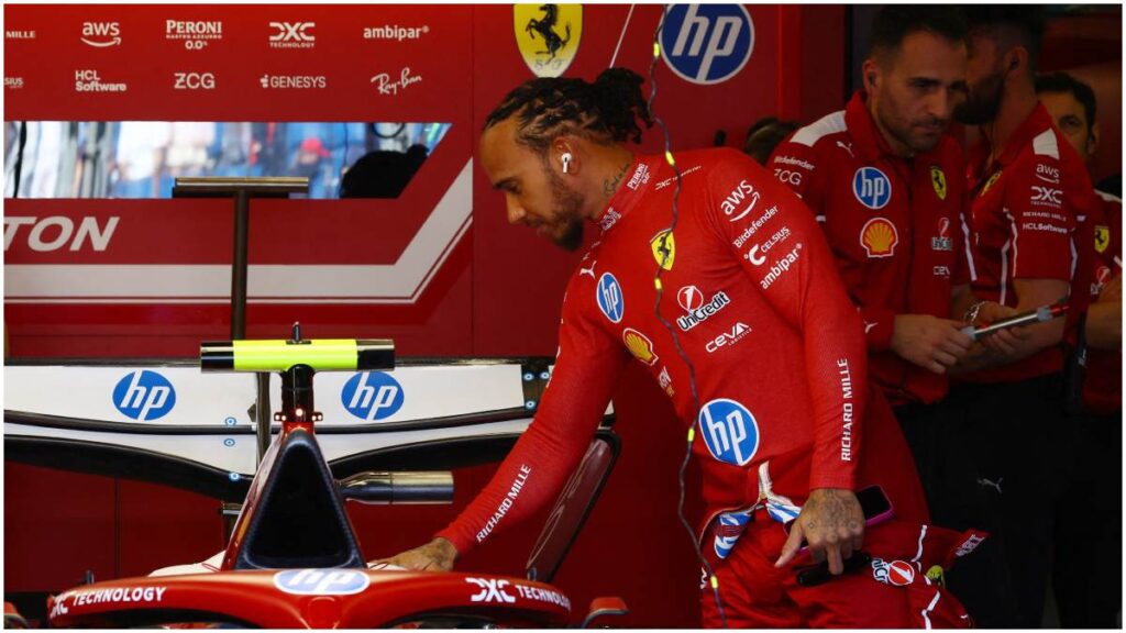 Lewis Hamilton admira su nuevo monoplaza de Ferrari | Reuters