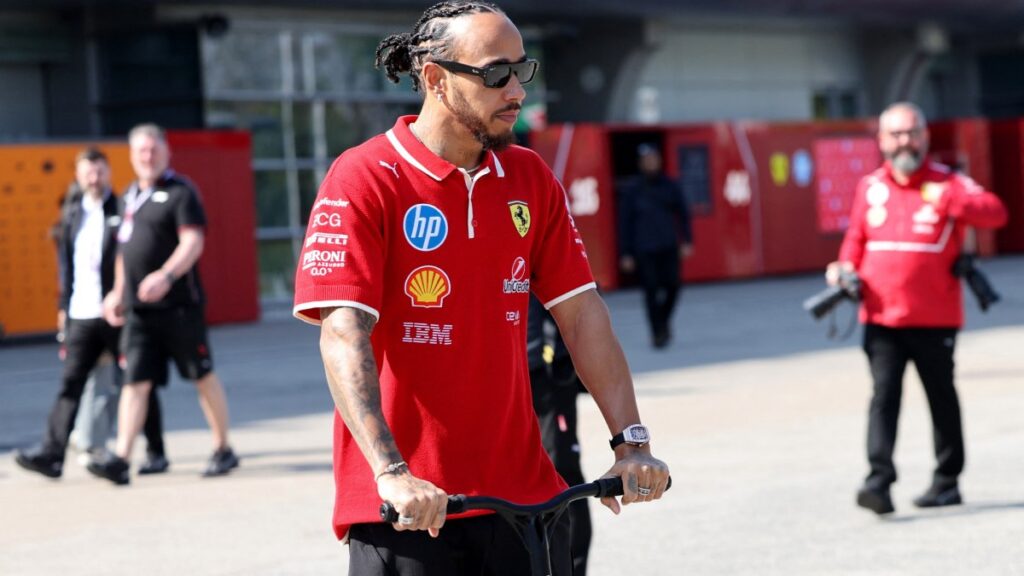 ¿Qué hizo? Lewis Hamilton se equivocó al ingresar al garage de Mercedes enfundado en los colores de Ferrari