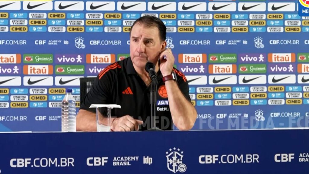 La postal del entrenador tras la derrota en el Mané Garrincha. Captura