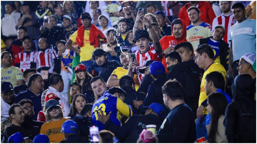 Los problemas de violencia en el América vs Chivas | Imago7