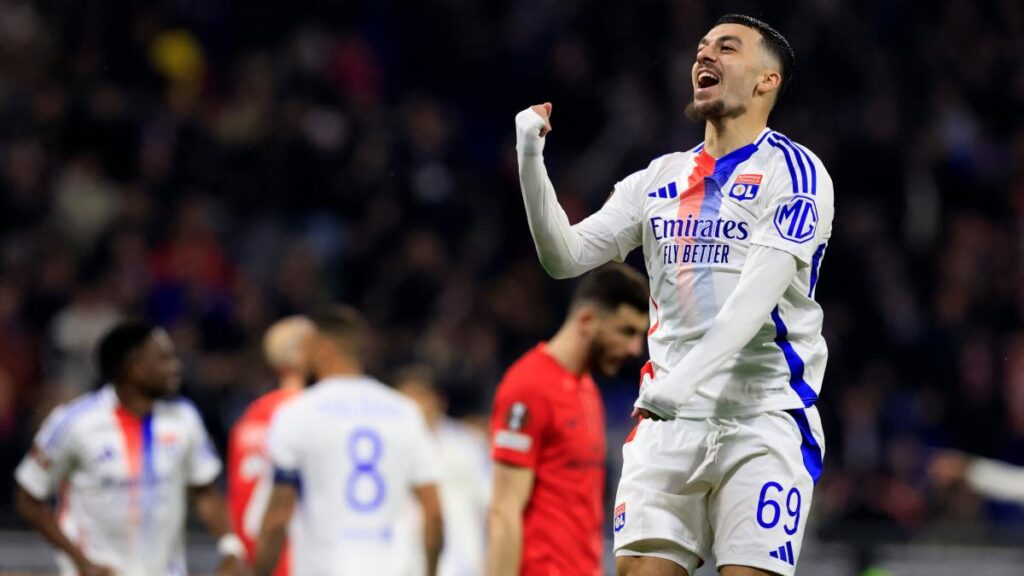 El Olympique de Lyon avanzó de manera aplastante a cuartos de final luego de derrotar al Steaua de Bucarest.
