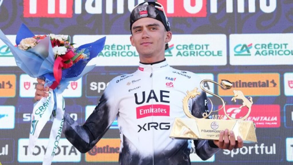 Mexicano Isaac del Toro logra histórico triunfo en la Milán-Turín 2025