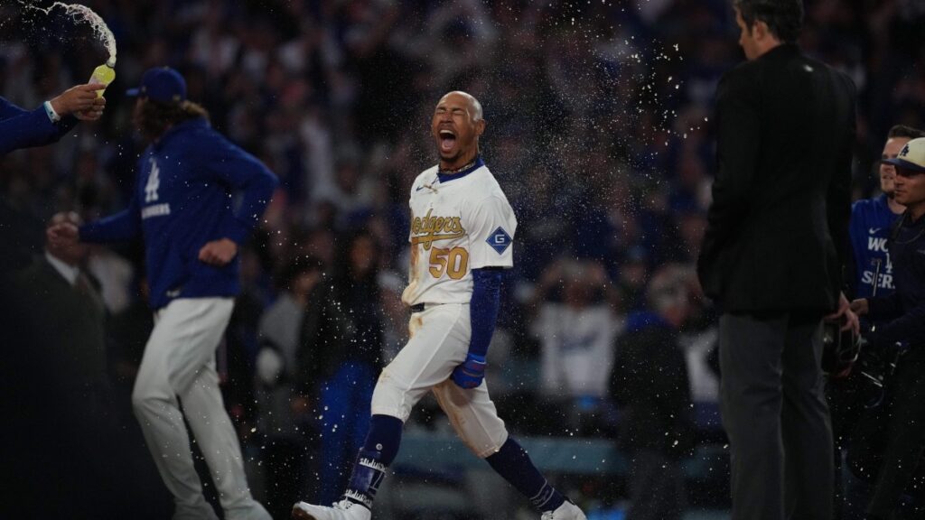 Mookie Betts celebra con los Dodgers | Kirby Lee-Imagn Images