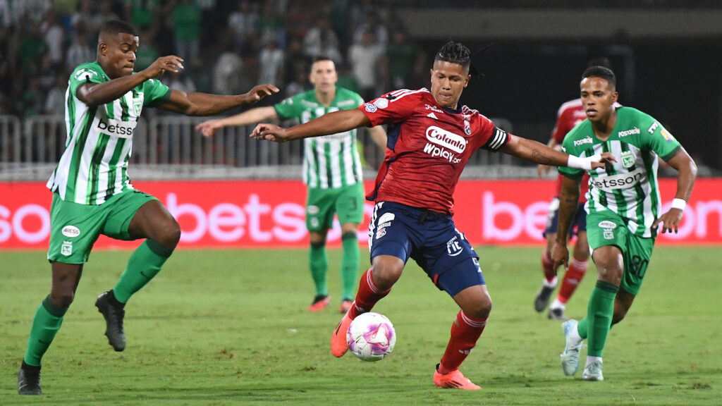 Andrés Román y Jaime Alvarado disputan la pelota. - Vizzor Image.