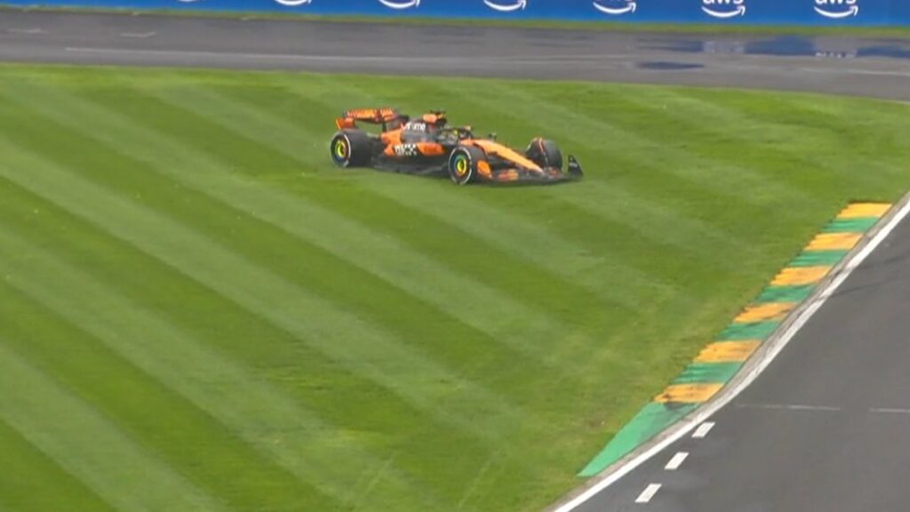 Oscar Piastri se cayó del podio del GP de Australia tras quedar atorado en el pasto