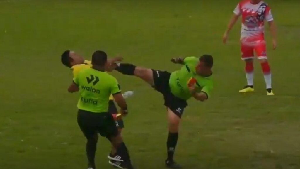 La patada del árbitro central hacia un miembro del cuerpo técnico que trató de agredirlo con una botella en la Copa de Perú