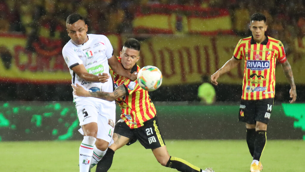 Iván Rojas y Wálmer Pacheco disputan la pelota. - Vizzor Image.