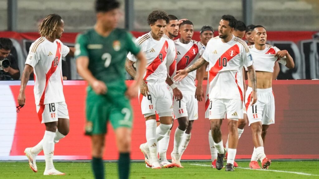 Jugadores peruanos festejan un gol ante Bolivia. | Reuters