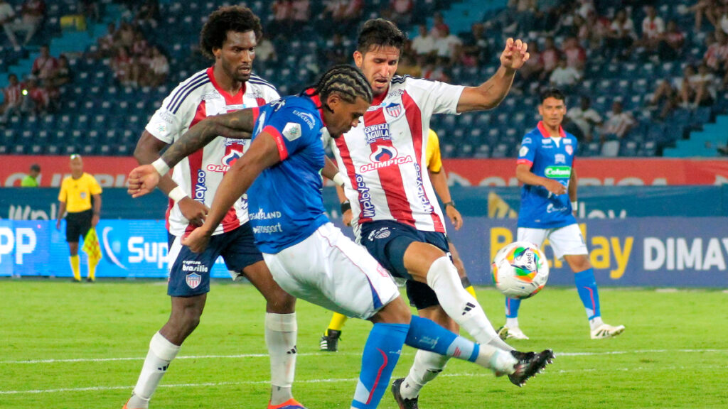 Rafa Pérez disputa un balón con Daniel Rivera. | VizzorImage