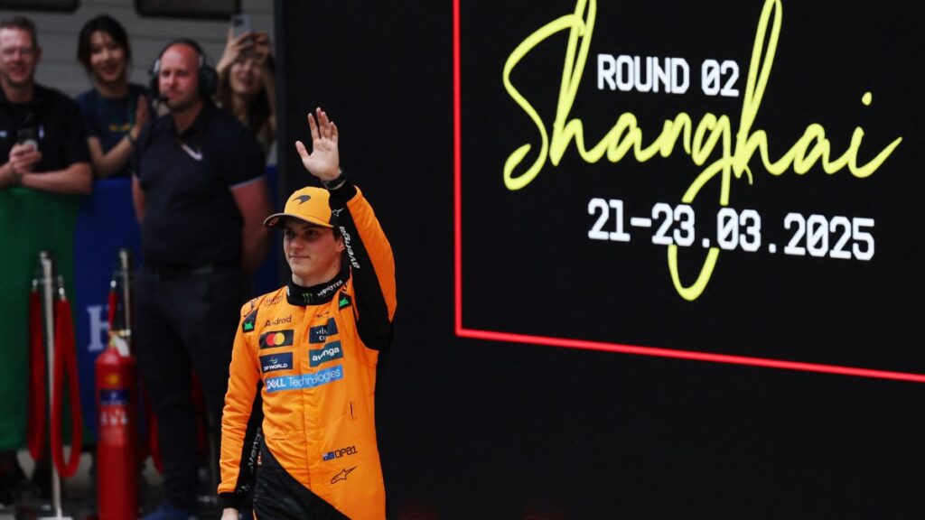 Oscar Piastri celebra la victoria en el GP de China