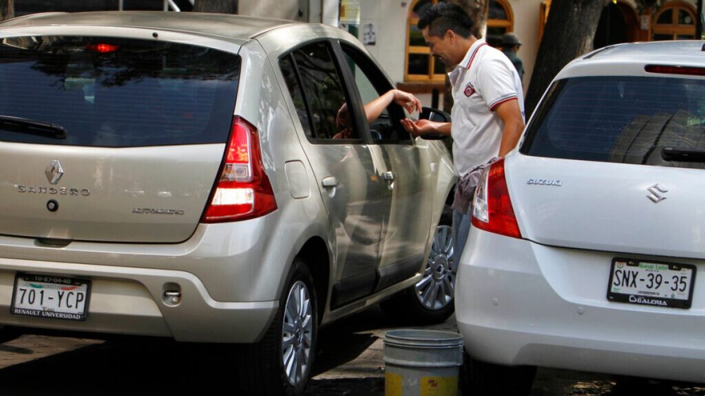 Qué portaplacas puedo usar en la CDMX | AP