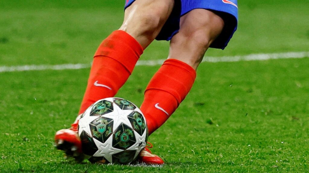 ¿Por qué un penalti se repite si el portero se adelanta, pero no si el rematador toca dos veces el balón?