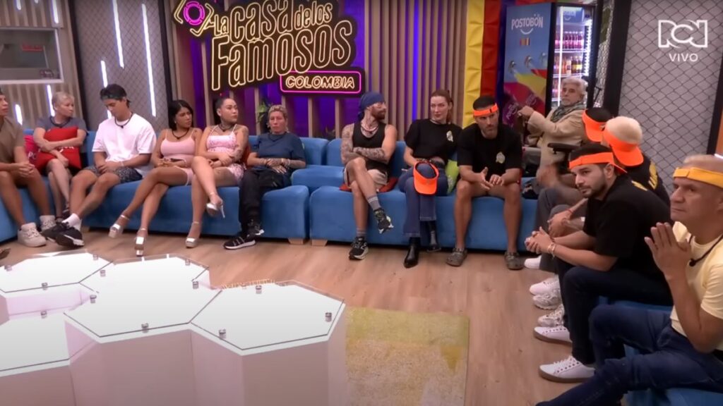 Todos, oyendo las órdenes de El Jefe. Captura.
