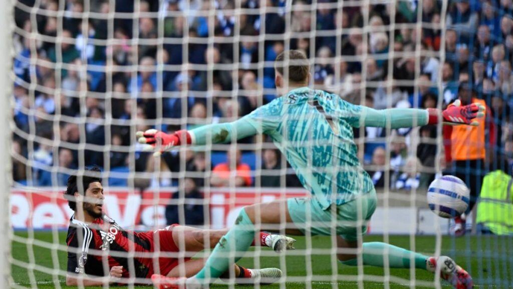 Raúl Jiménez marcó un gran gol tras definir de manera perfecta una gran jugada individual de su compañero Alex Iwobi.