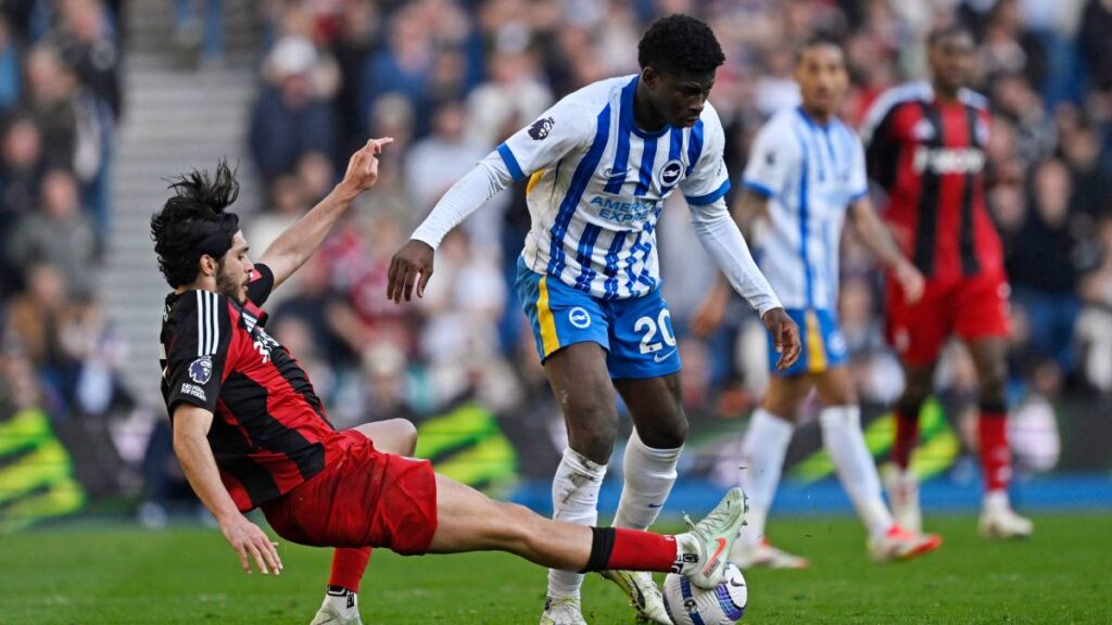 El Fulham no aprovechó el gol de Raúl Jiménez ante el Brighton quien remontó para llevarse el juego 2-1 dentro de la Premier League
