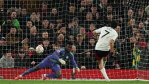 Raúl Jiménez lidera la tanda de penaltis con la que el Fulham elimina al Manchester United de la FA Cup