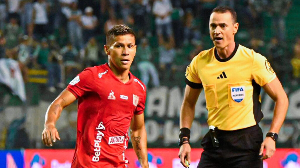 Rafael Carrascal y el árbitro Wílmar Roldán. - @AmericadeCali.