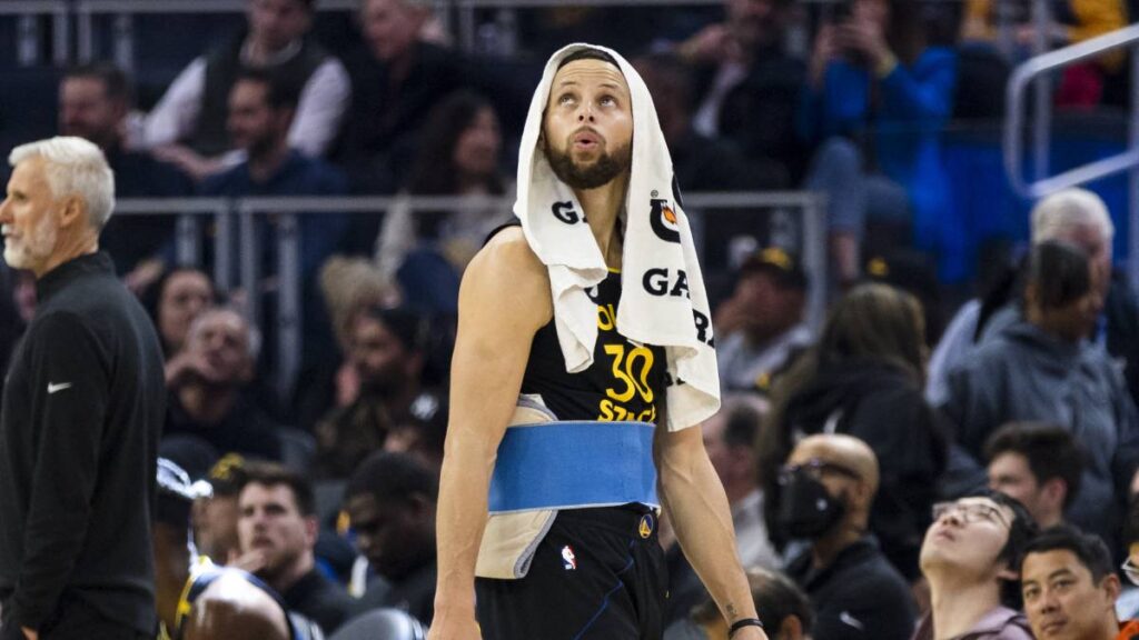 Stephen Curry no pudo jugar en el cierre del juego por lesión. Reuters