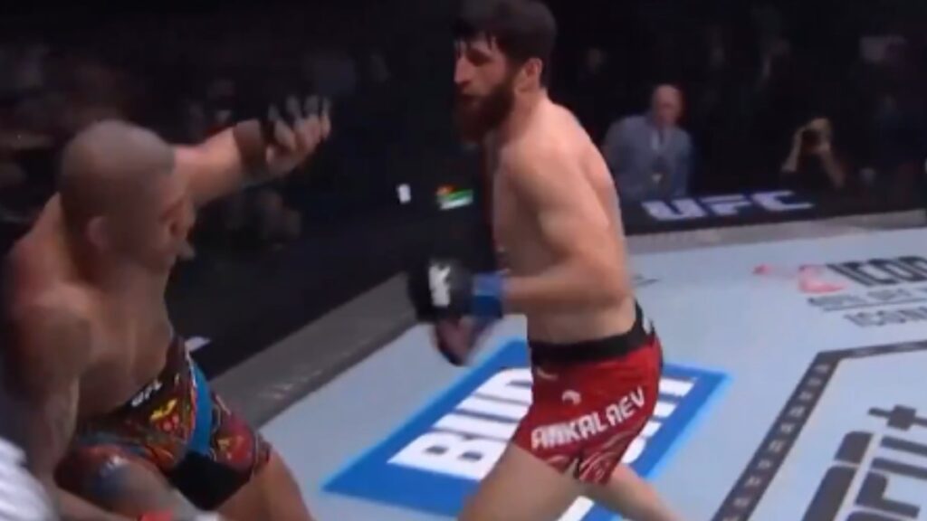 Magomed Ankalaev le arrebata el cinturón de los semipesados