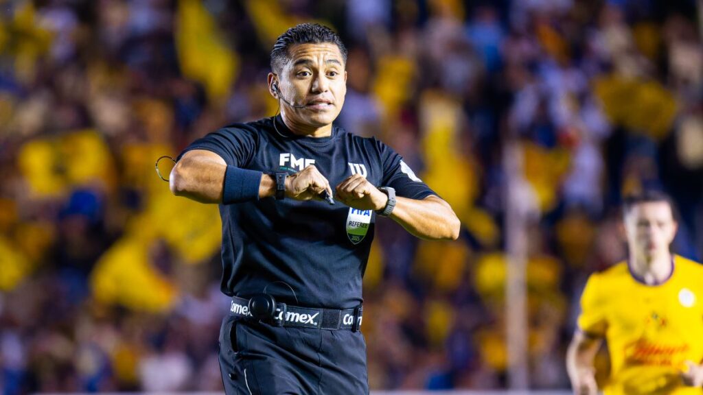 Víctor Cáceres se equivoco en su decisión de anular el tanto | Imago7/Diego Padilla